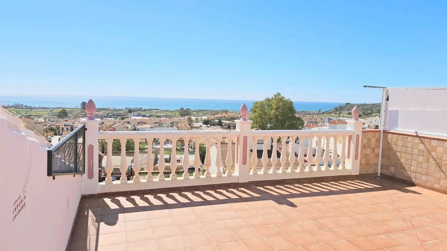 Terrassa de Casa adosada en venda en Vélez-Málaga amb Terrassa, Traster i Moblat