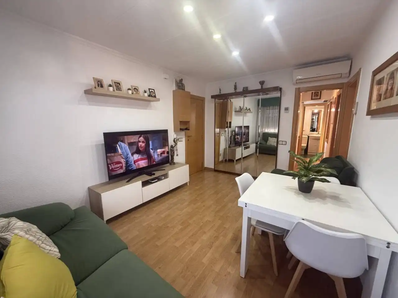 Living room of Flat for sale in Sabadell  with Air Conditioner, Heating and Parquet flooring