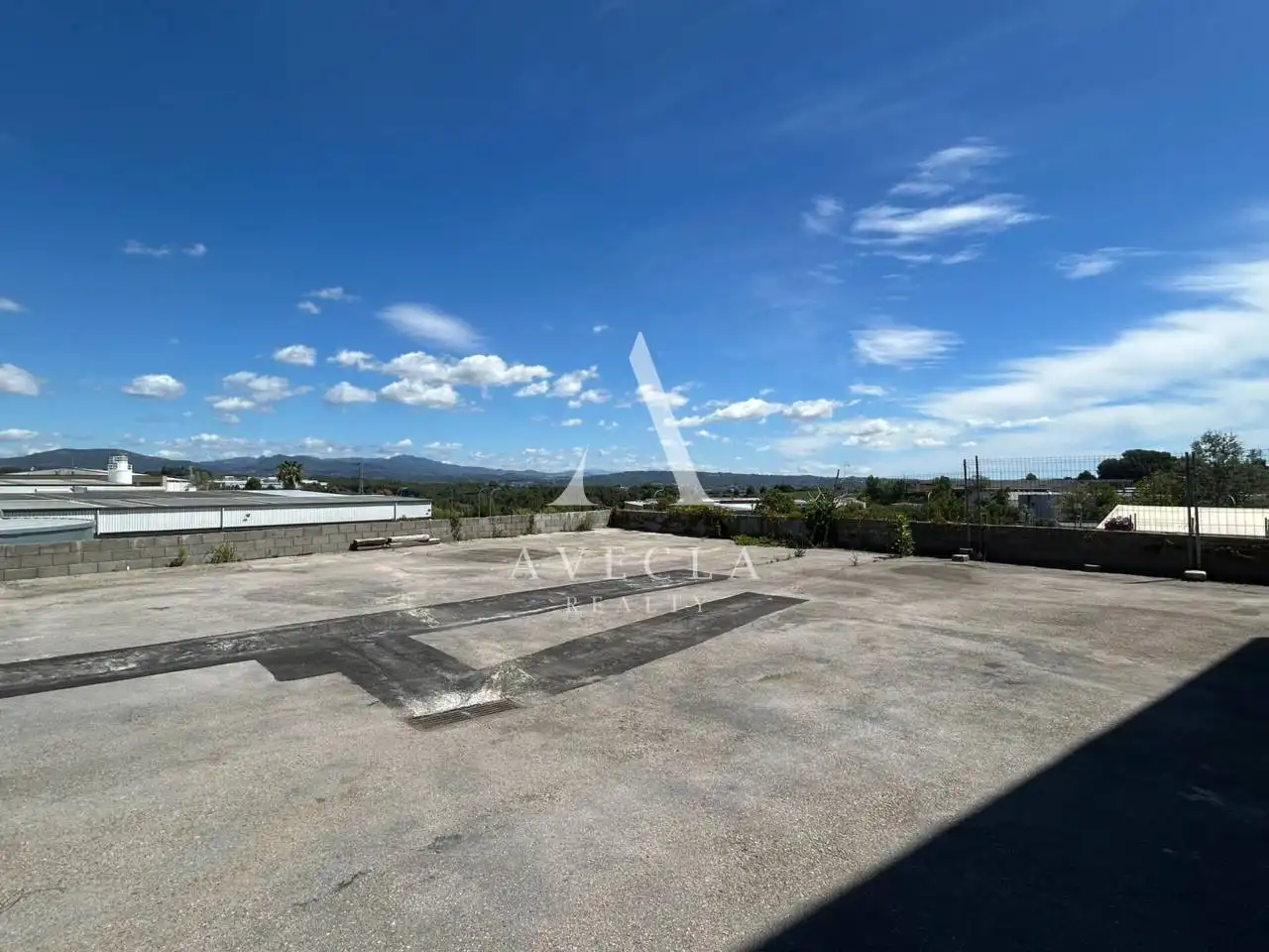 Vista exterior de Nave industrial de alquiler en Sant Esteve Sesrovires