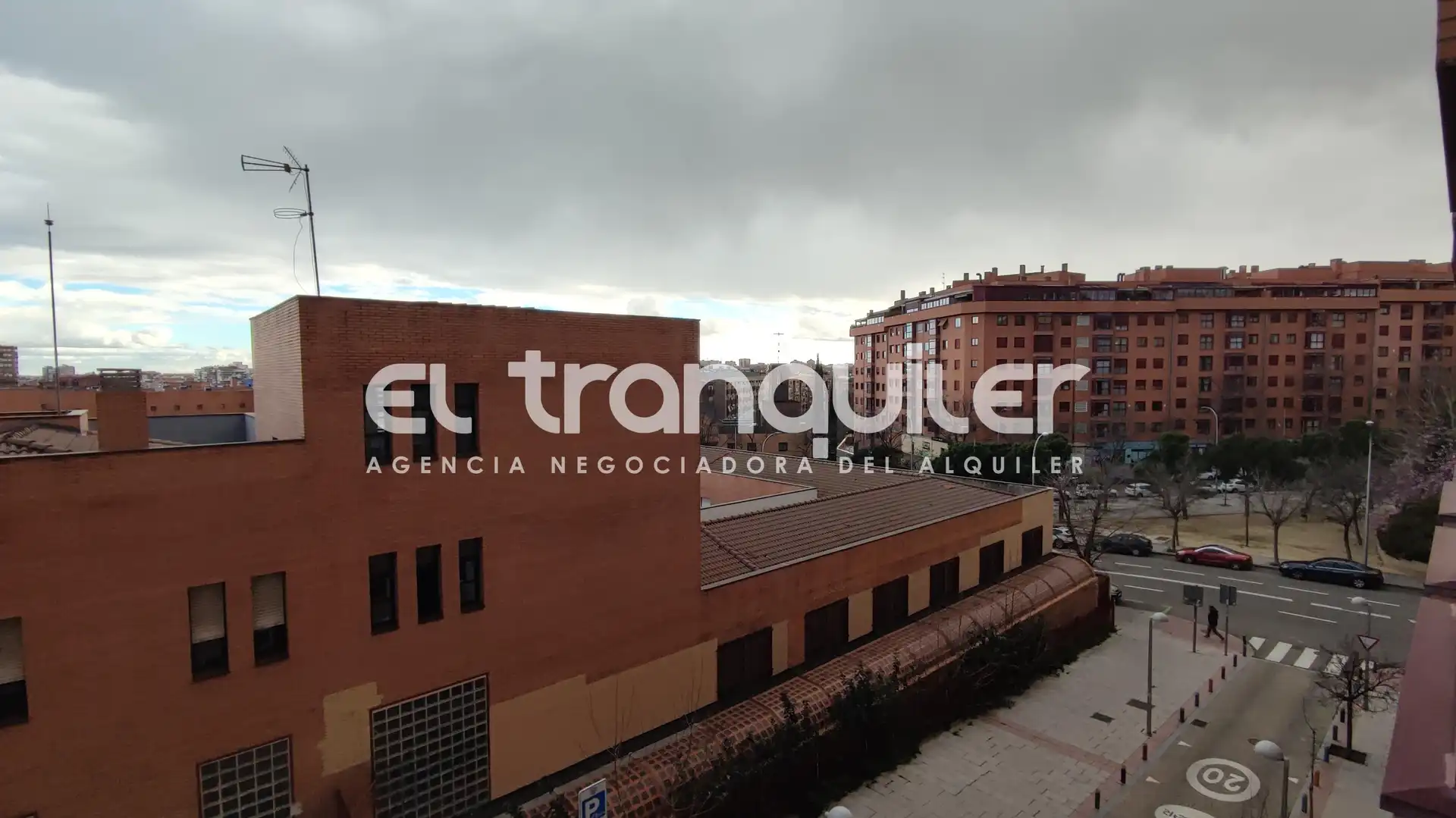 Vista exterior de Pis de lloguer en Madrid amb Aire condicionat, Parquet i Piscina