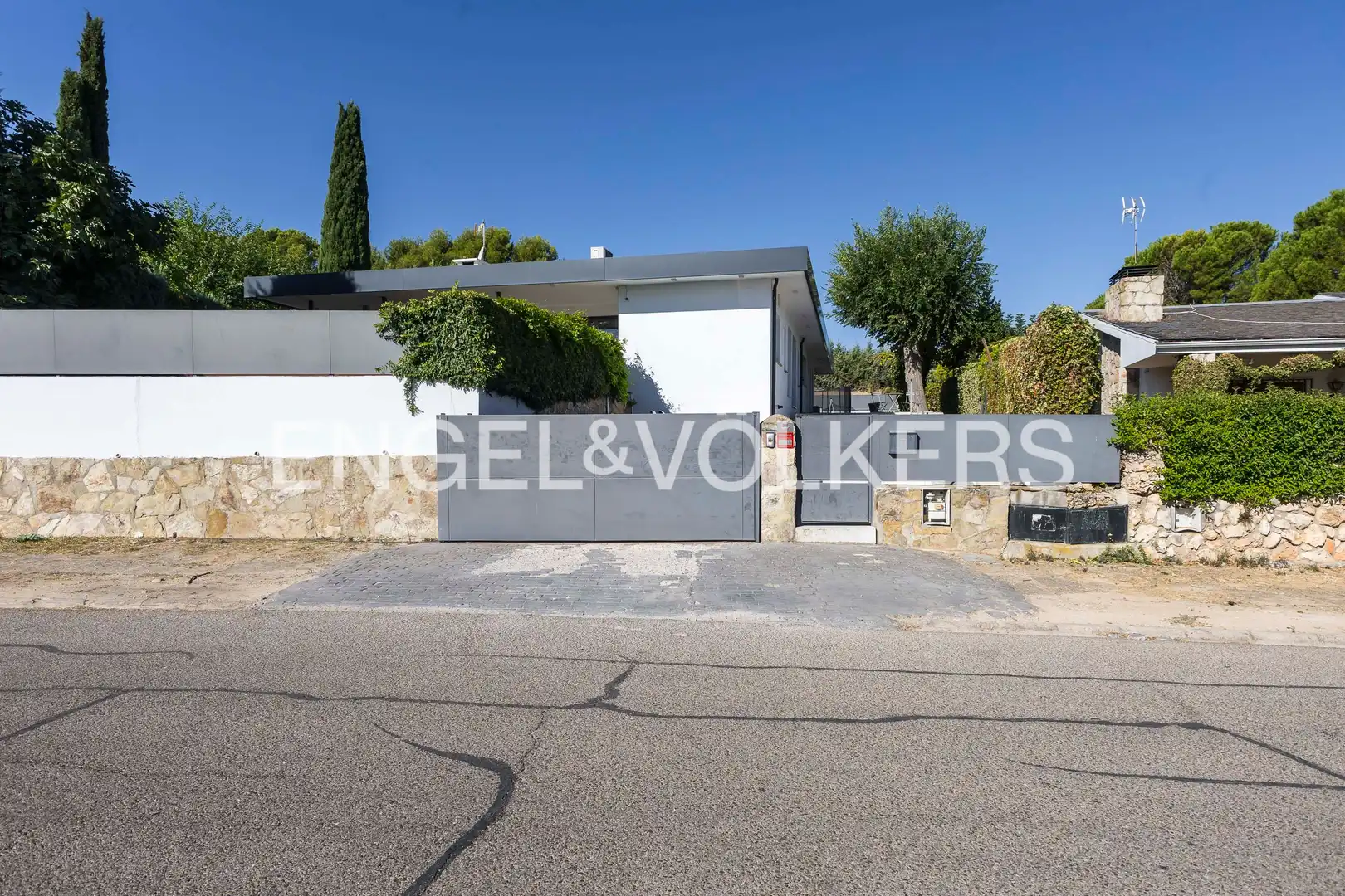 Vista exterior de Casa o chalet en venta en Paracuellos de Jarama con Aire acondicionado, Calefacción y Jardín privado