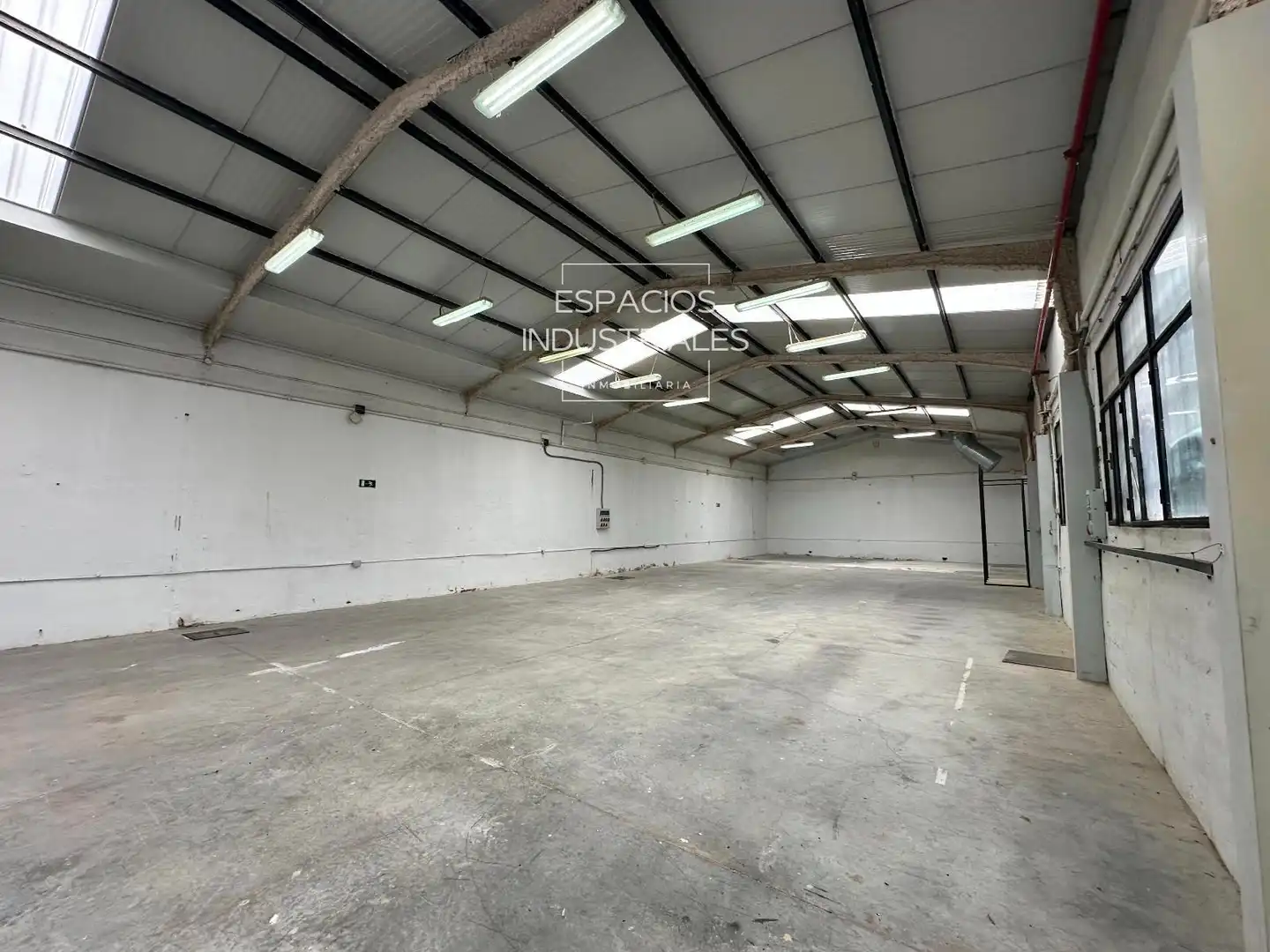 Fabrikhallen zur Miete in Oviedo, Zona Industrial