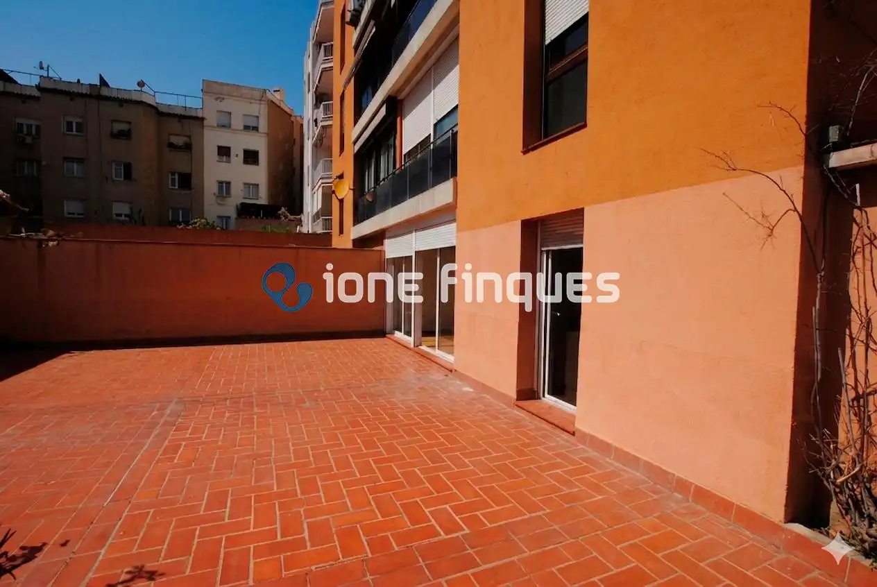 Wohnung zum Verkauf in Barcelona mit Heizung, Privatgarten und Abstellraum