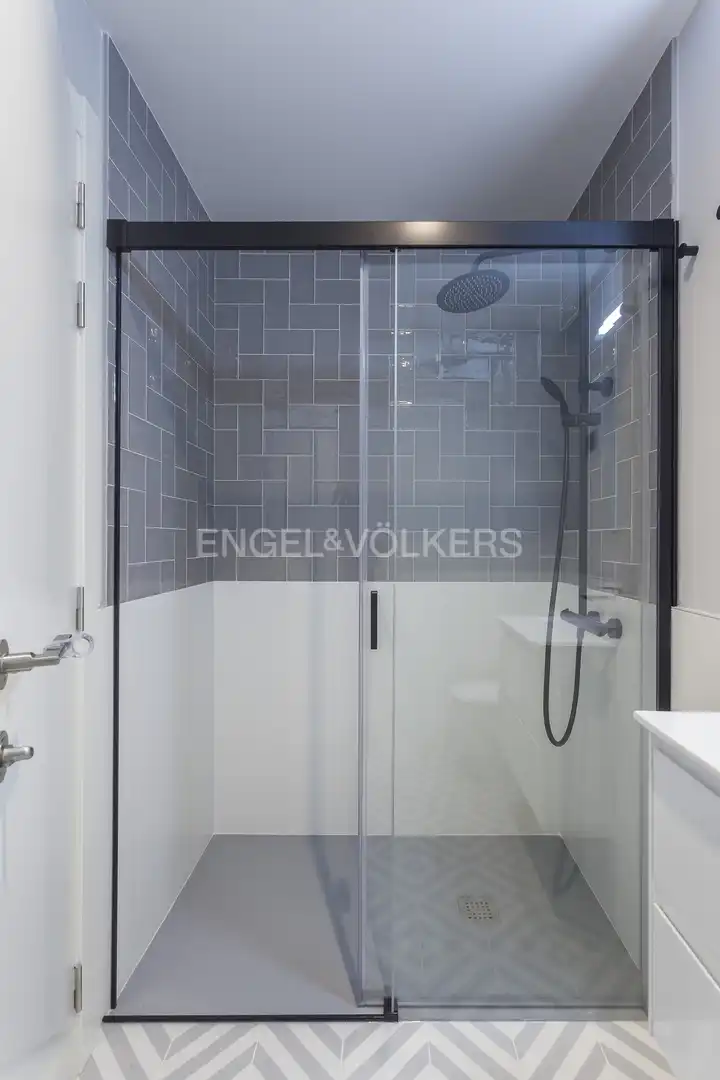 Baño de Piso de alquiler en Madrid con Aire acondicionado, Calefacción y Jardín privado