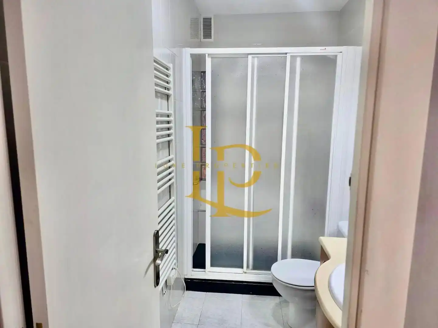Bany de Pis en venda en Sabadell amb Aire condicionat, Calefacció i Forn