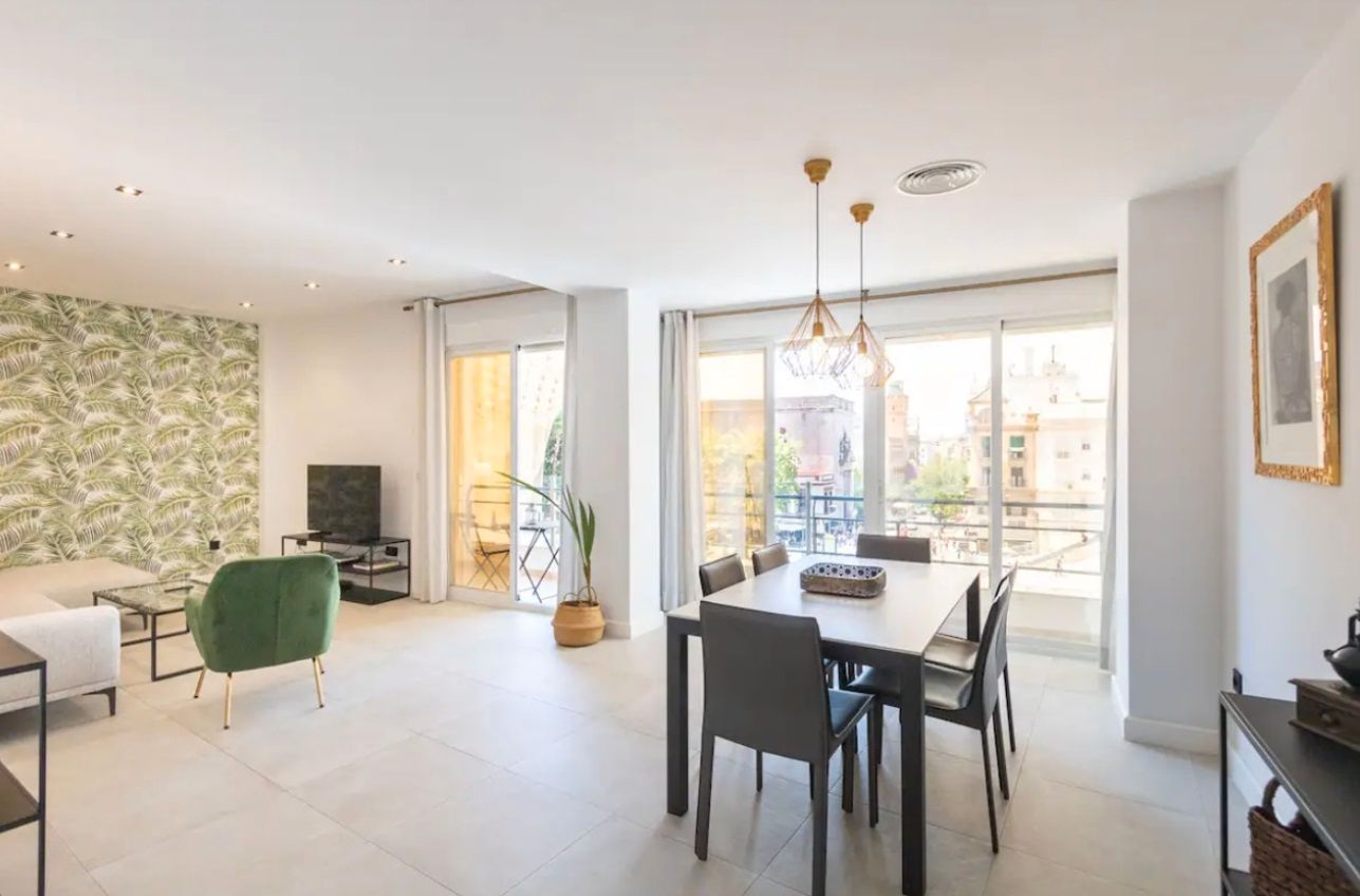 Menjador de Apartament de lloguer en  Sevilla Capital amb Aire condicionat, Calefacció i Parquet