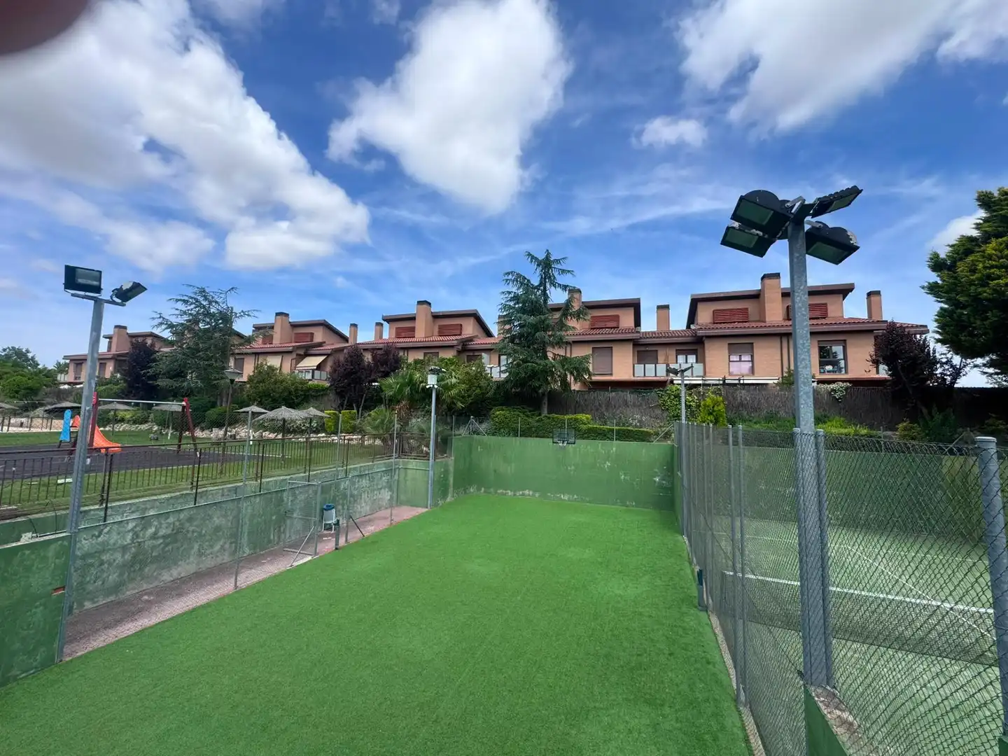 Vista exterior de Casa adosada en venta en Yebes con Calefacción, Balcón y Piscina comunitaria