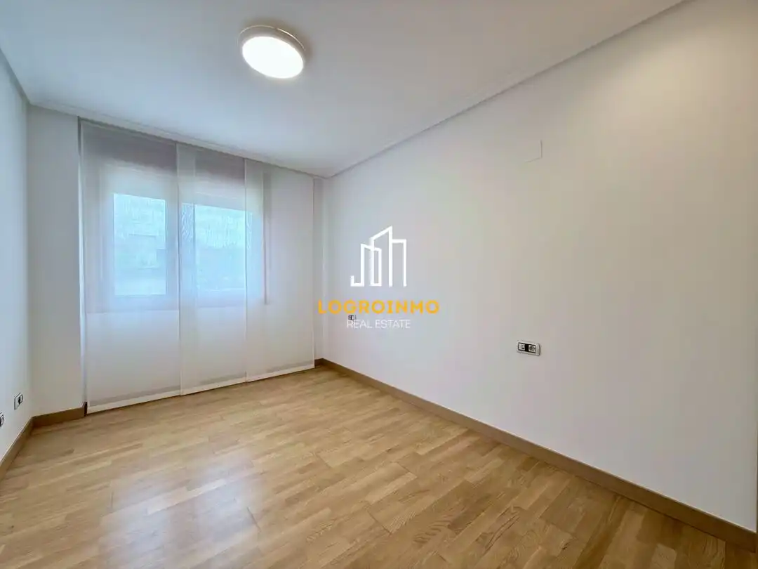 Bedroom of Flat for sale in  Logroño  with Air Conditioner, Heating and Private garden