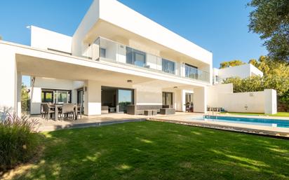 Vista exterior de Casa o xalet en venda en Manilva amb Aire condicionat, Jardí privat i Terrassa