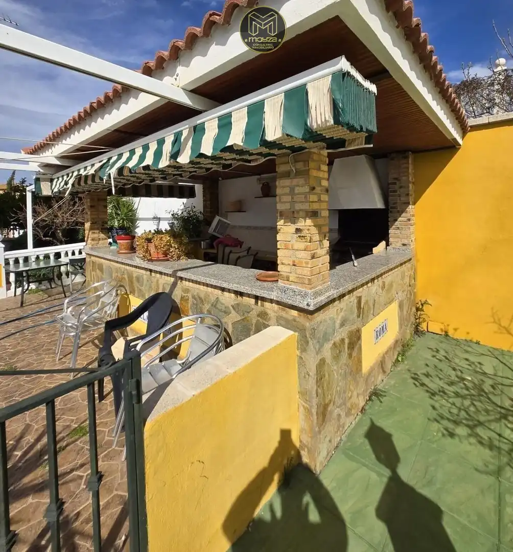 Terrassa de Casa o xalet en venda en Jaén amb Aire condicionat, Traster i Piscina
