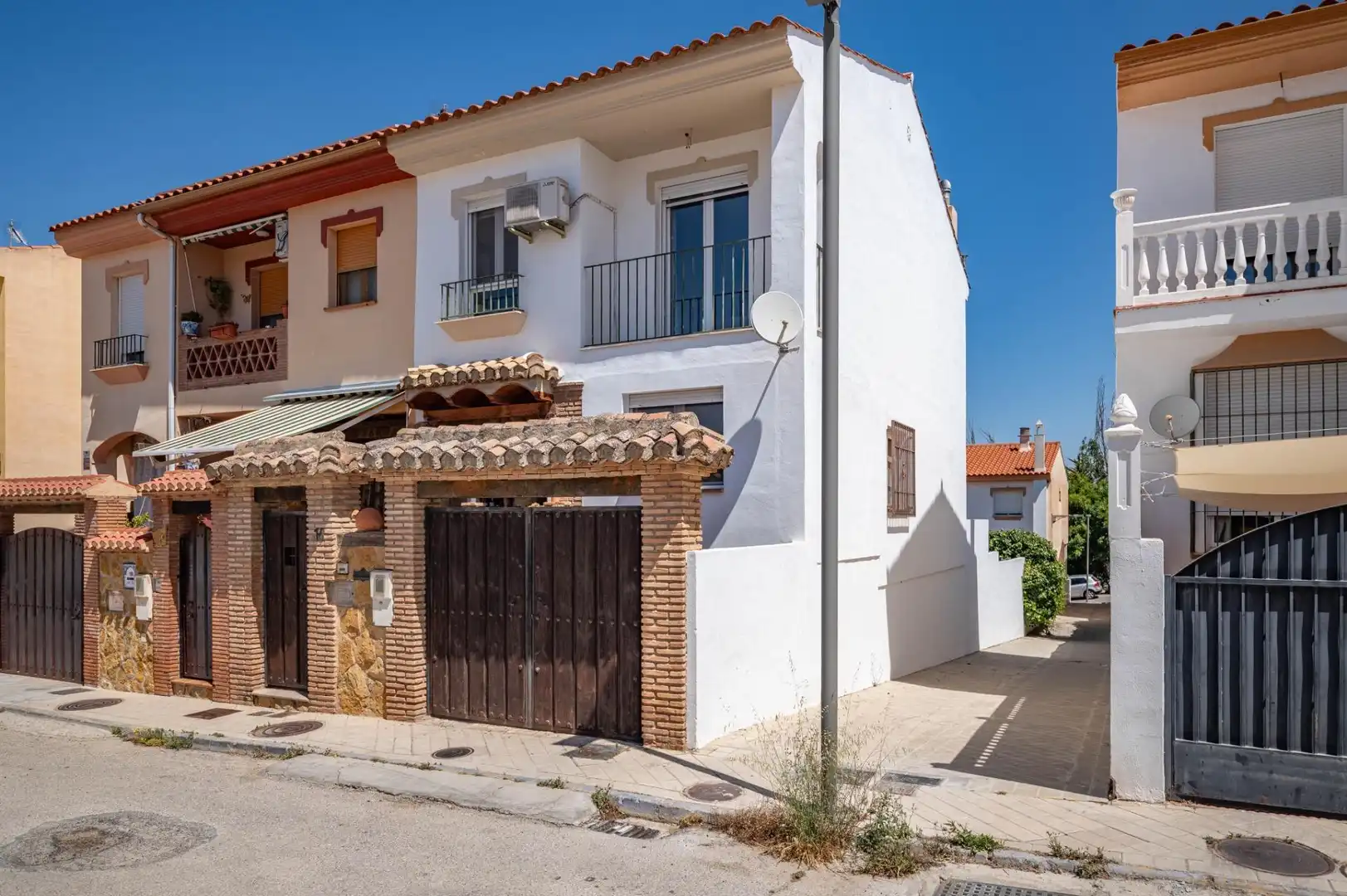 Vista exterior de Casa adosada en venda en Villa de Otura amb Aire condicionat, Calefacció i Balcó