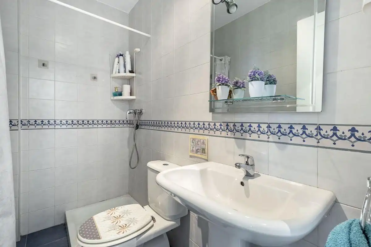 Badezimmer von Einfamilien-Reihenhaus zur Miete in Alhendín