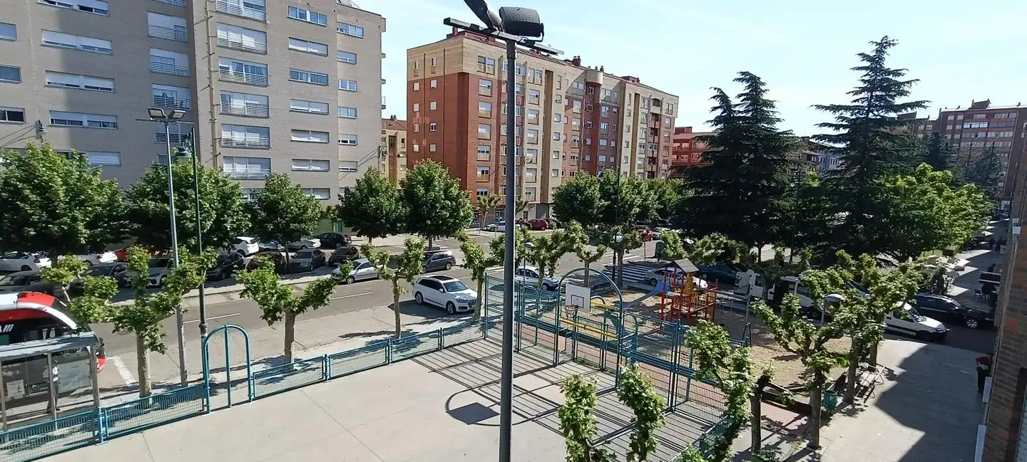 Vista exterior de Apartamento en venta en León Capital  con Calefacción, Parquet y Terraza