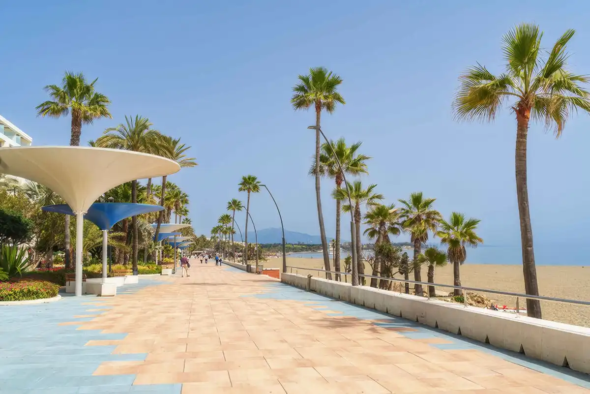 Vista exterior de Planta baixa en venda en Estepona amb Aire condicionat, Terrassa i Piscina comunitària
