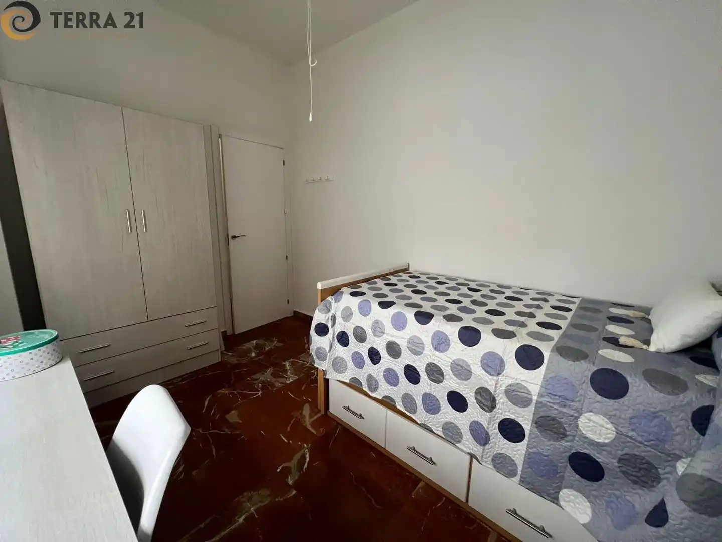 Dormitori de Pis de lloguer en Jaén amb Aire condicionat, Moblat i Balcó