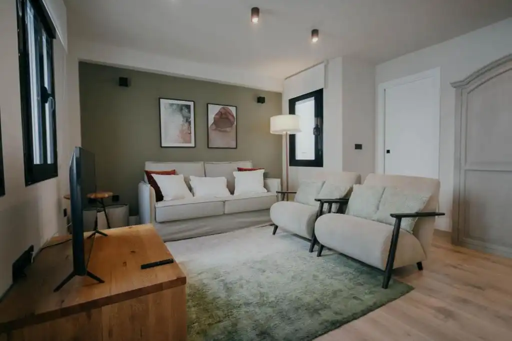 Living room of Flat for sale in Sevilla  with Air Conditioner, Heating and Furnished