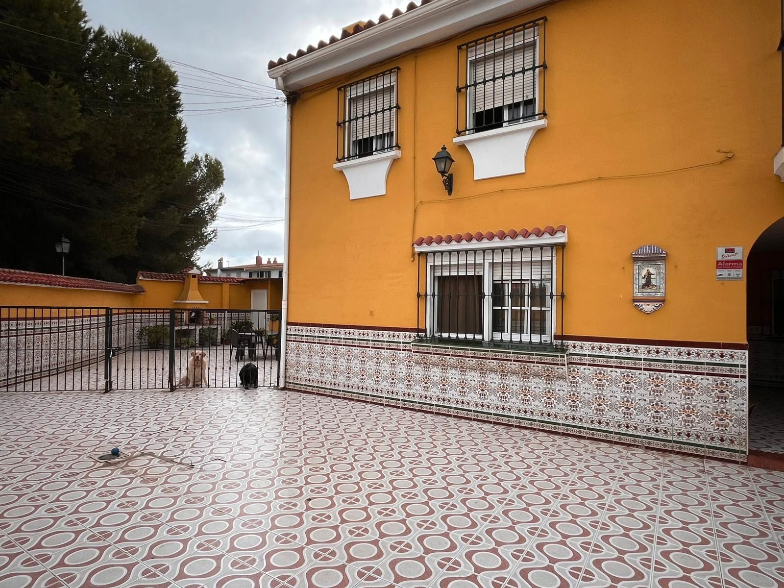 Vista exterior de Casa adosada en venda en Los Barrios amb Piscina comunitària