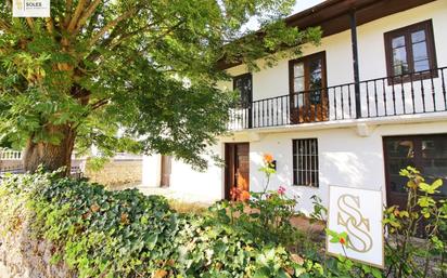 Vista exterior de Casa o xalet en venda en Marina de Cudeyo amb Balcó