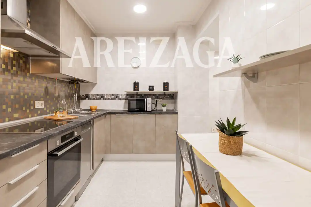 Cocina de Piso en venta en Donostia - San Sebastián  con Calefacción, Terraza y Balcón