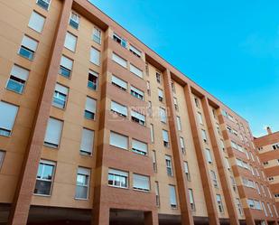 Vista exterior de Pis en venda en León Capital  amb Calefacció i Parquet