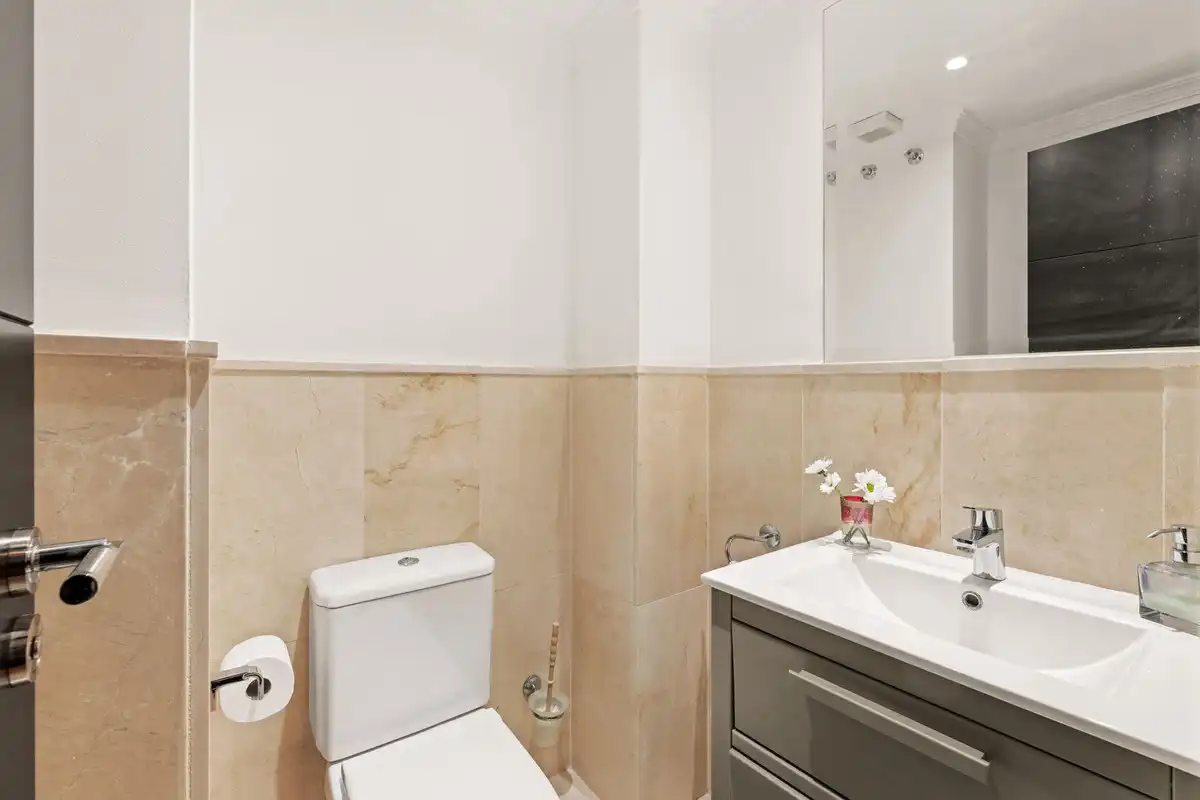 Bany de Apartament en venda en Estepona amb Aire condicionat, Terrassa i Traster