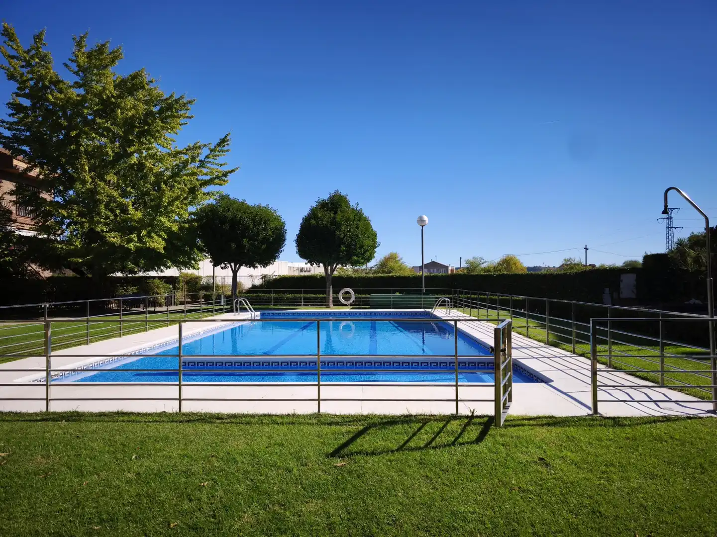 Piscina de Casa o xalet en venda en  Logroño amb Calefacció, Parquet i Terrassa