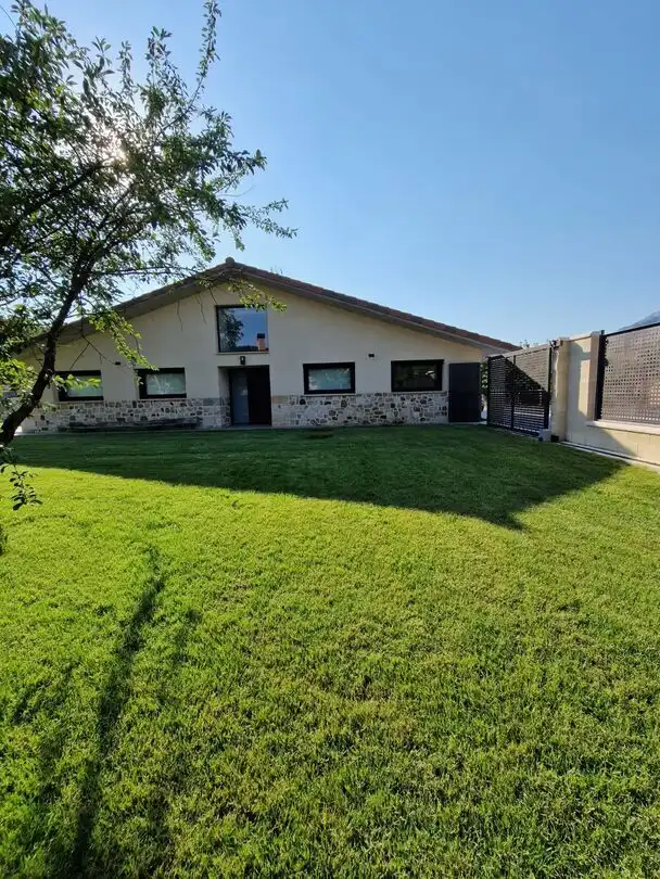 Vista exterior de Casa o xalet en venda en Vitoria - Gasteiz amb Calefacció i Jardí privat