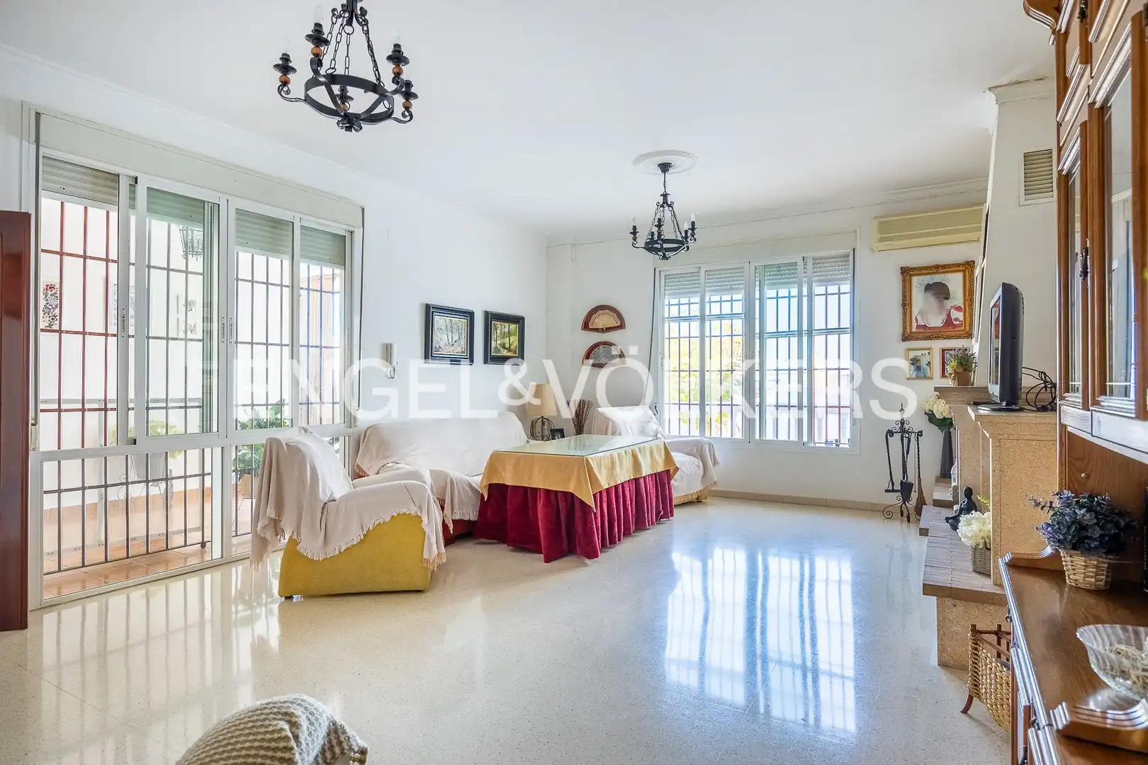 Sala d'estar de Casa o xalet en venda en Albaida del Aljarafe amb Aire condicionat, Calefacció i Jardí privat