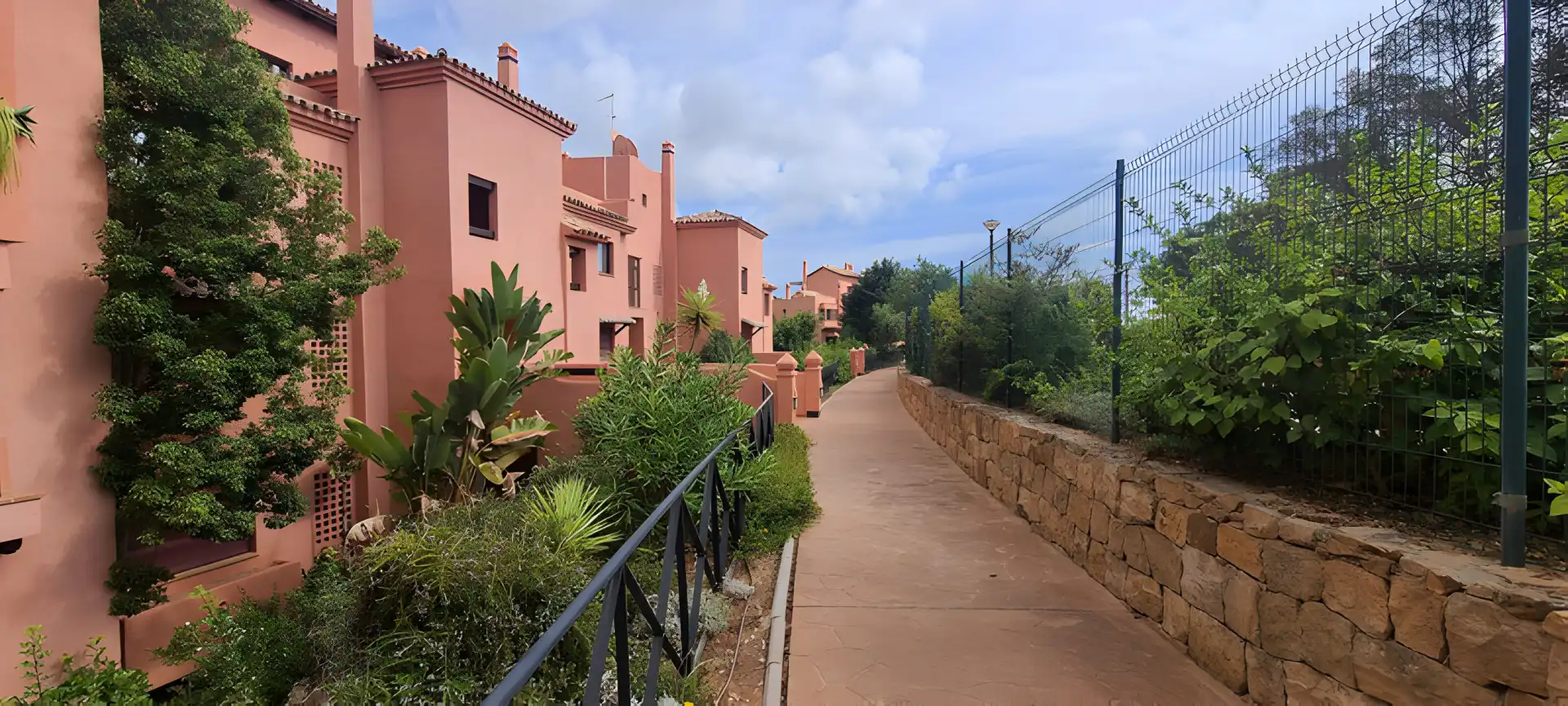 Außenansicht von Erdgeschoss zum Verkauf in Marbella mit Klimaanlage, Heizung und Terrasse