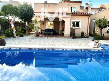 Xalet amb piscina en venda a Miami Platja