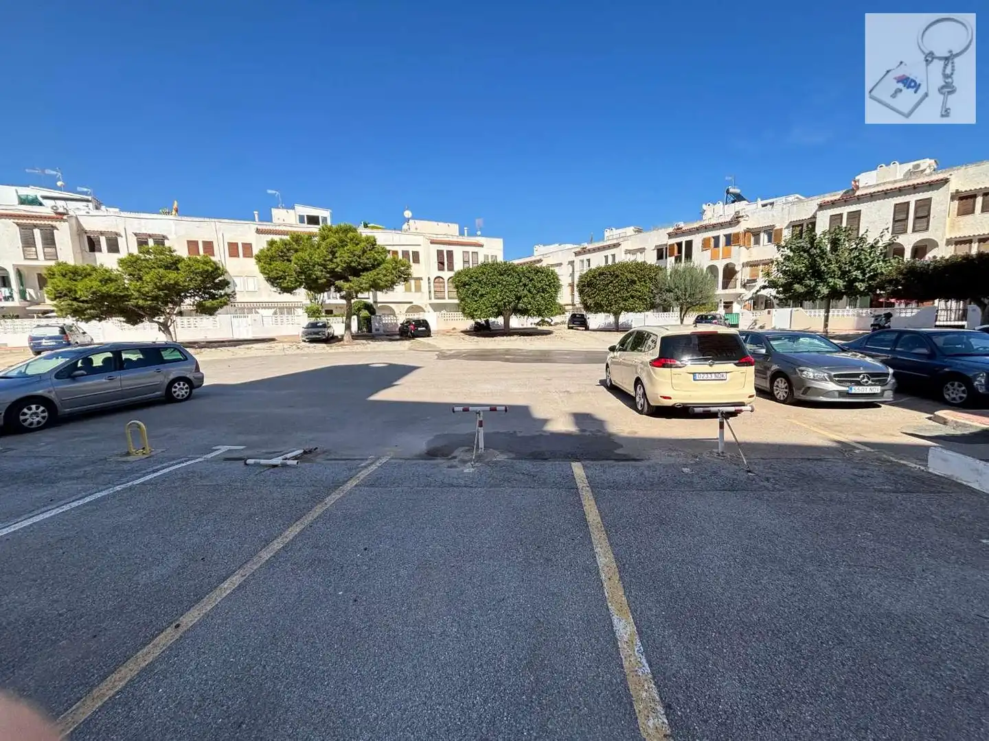 Parkplatz von Wohnungen zur Miete in Torrevieja mit Terrasse, Schwimmbad und Möbliert