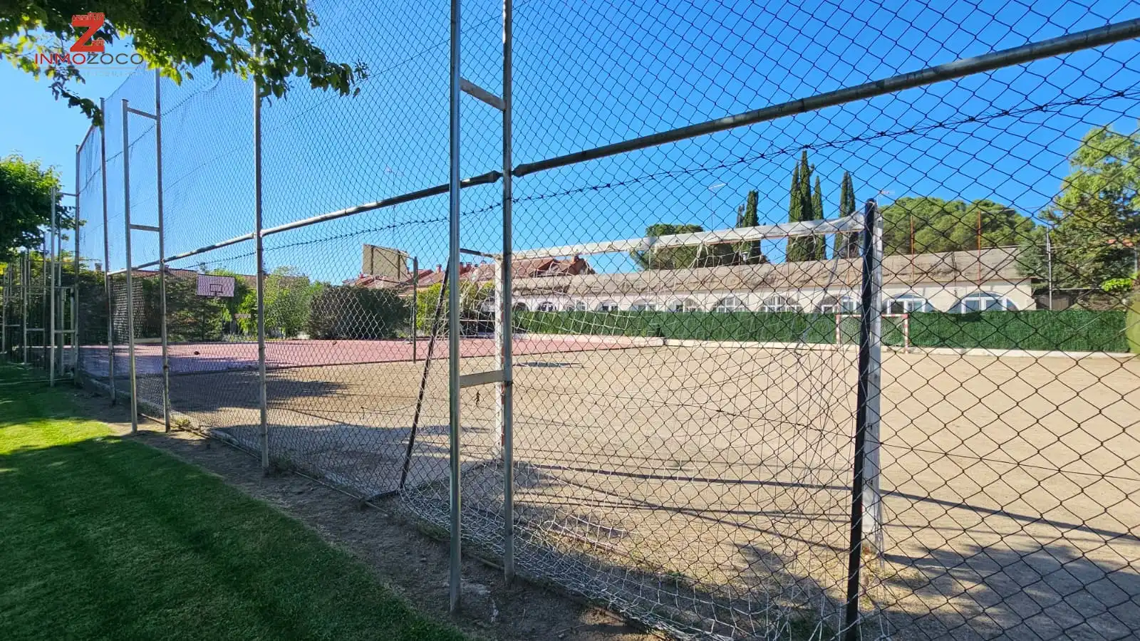 Aparcament de Casa adosada en venda en Las Rozas de Madrid amb Aire condicionat, Calefacció i Jardí privat