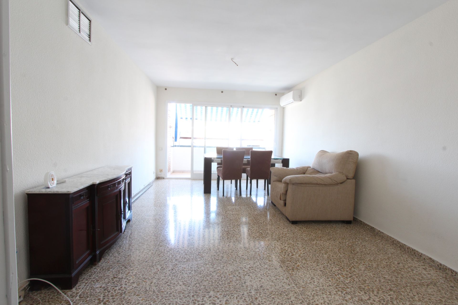 Sala d'estar de Pis de lloguer en  Sevilla Capital amb Aire condicionat, Terrassa i Forn