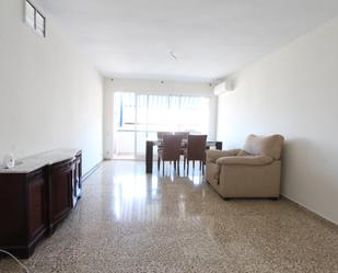 Sala d'estar de Pis de lloguer en  Sevilla Capital amb Aire condicionat, Terrassa i Forn