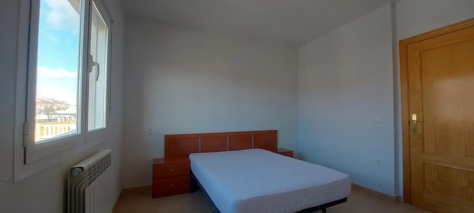 Schlafzimmer von Einfamilien-Reihenhaus zum Verkauf in Montalbo mit Heizung, Terrasse und Balkon