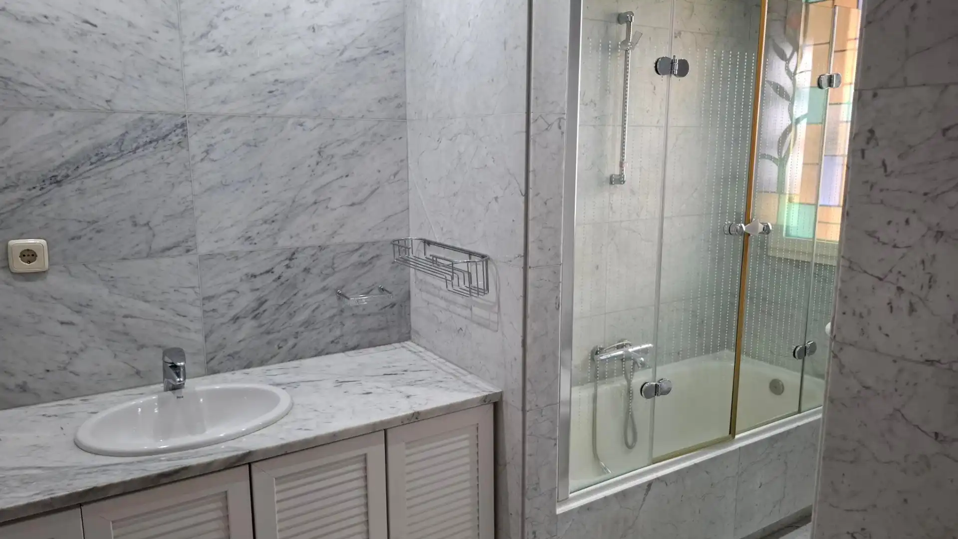 Badezimmer von Dachboden zum Verkauf in Madrid mit Klimaanlage, Heizung und Parkett
