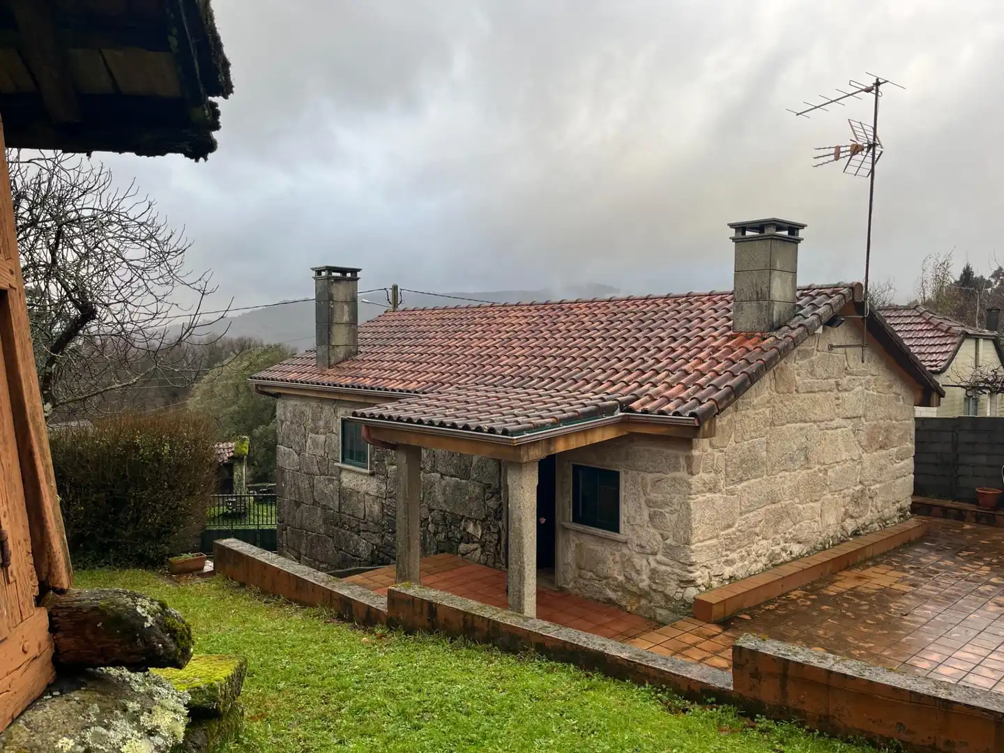 Vista exterior de Casa o xalet en venda en Covelo amb Calefacció, Jardí privat i Traster