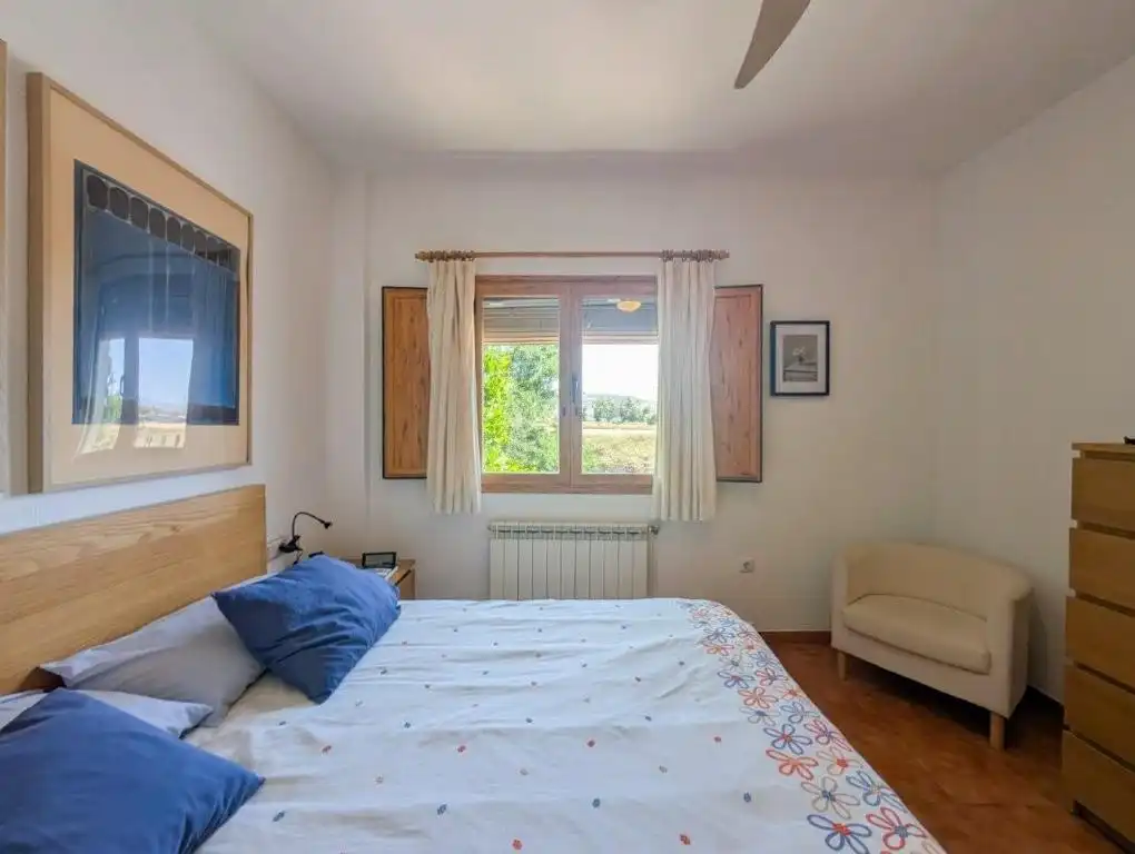 Dormitori de Casa o xalet en venda en Jun amb Calefacció i Terrassa