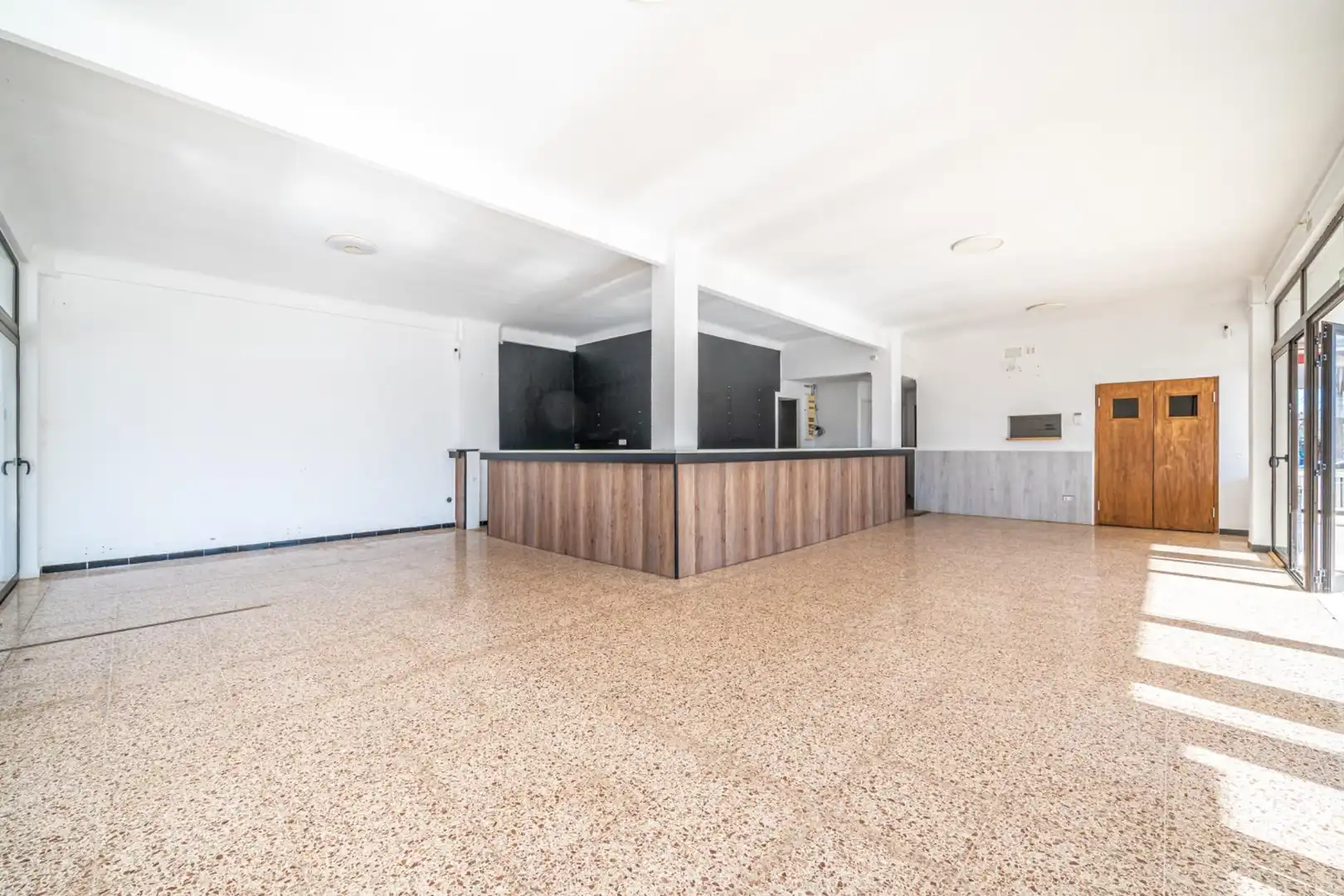 Commercial properties for sale in Llucmajor  with Air Conditioner, Heating and Terrace