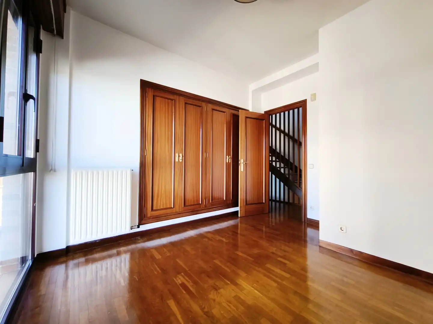 Dormitori de Casa o xalet en venda en  Logroño amb Calefacció, Parquet i Terrassa