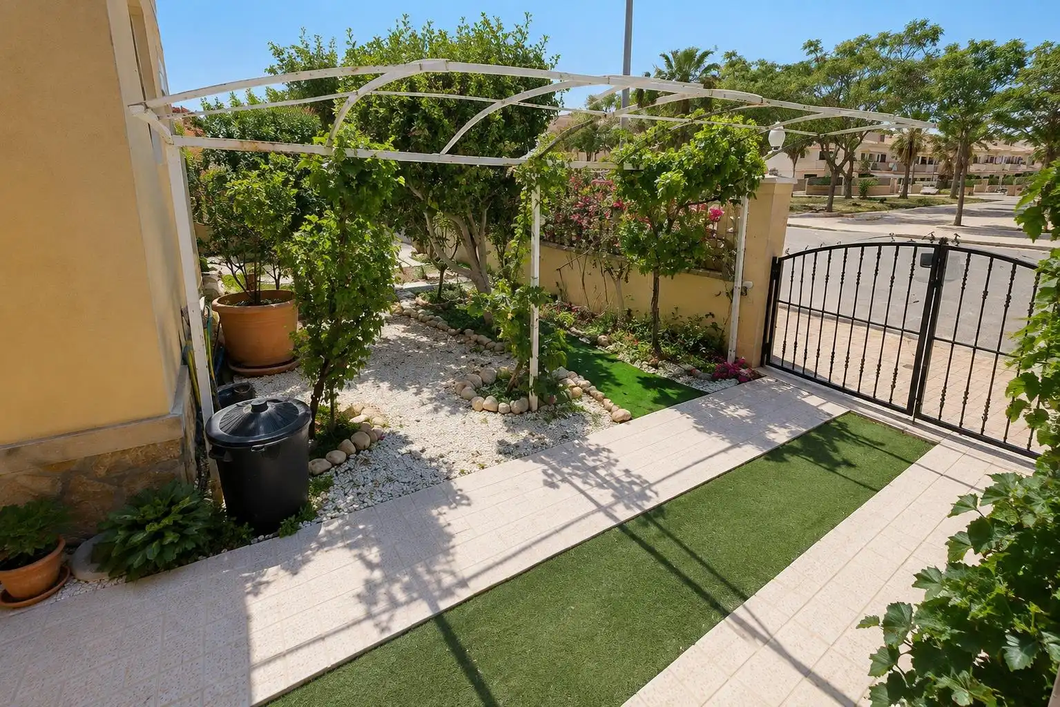 Terrassa de Casa o xalet en venda en Orihuela amb Aire condicionat, Jardí privat i Piscina