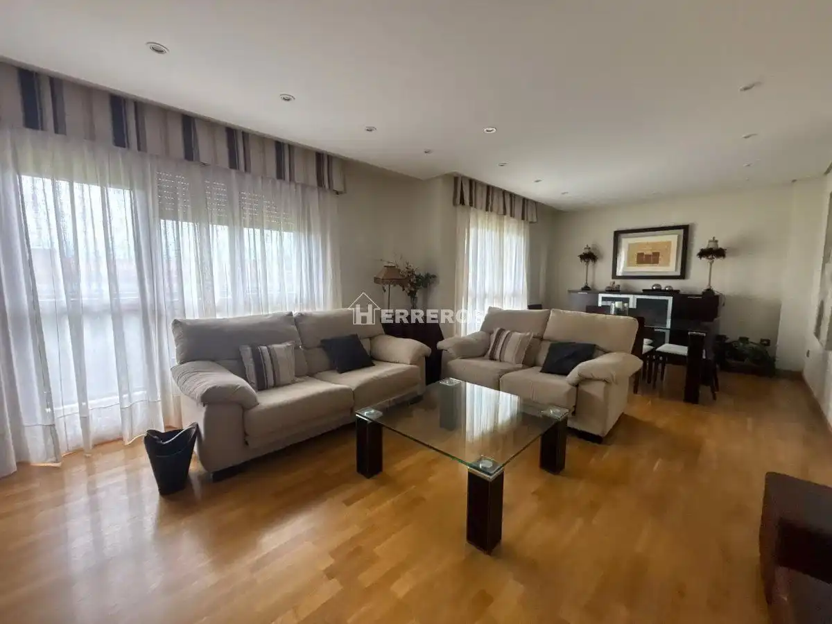 Living room of Flat for sale in  Logroño  with Heating, Parquet flooring and Terrace