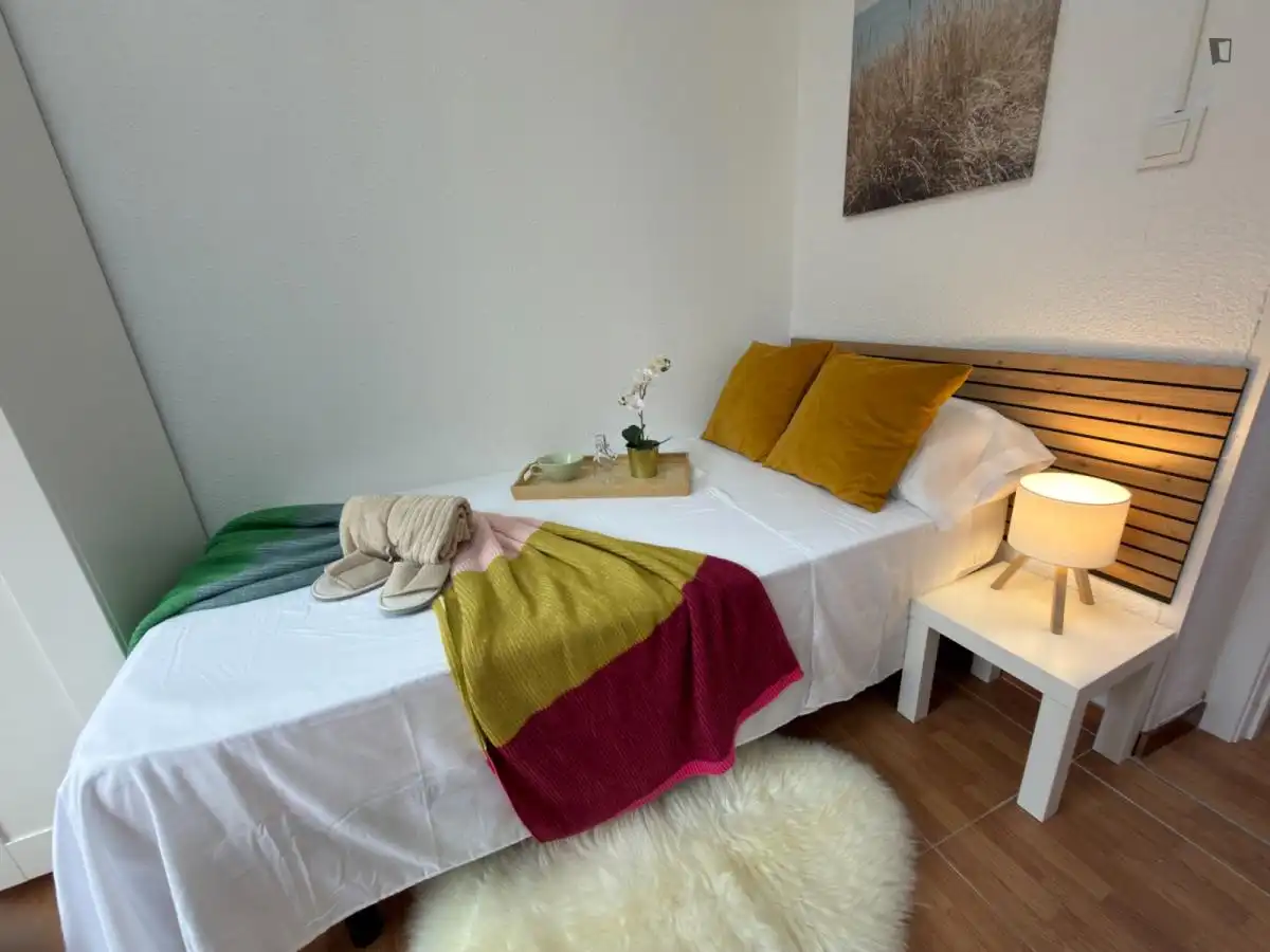 Bedroom of Apartments for share in Madrid  with Heating, Furnished and Washing machine
