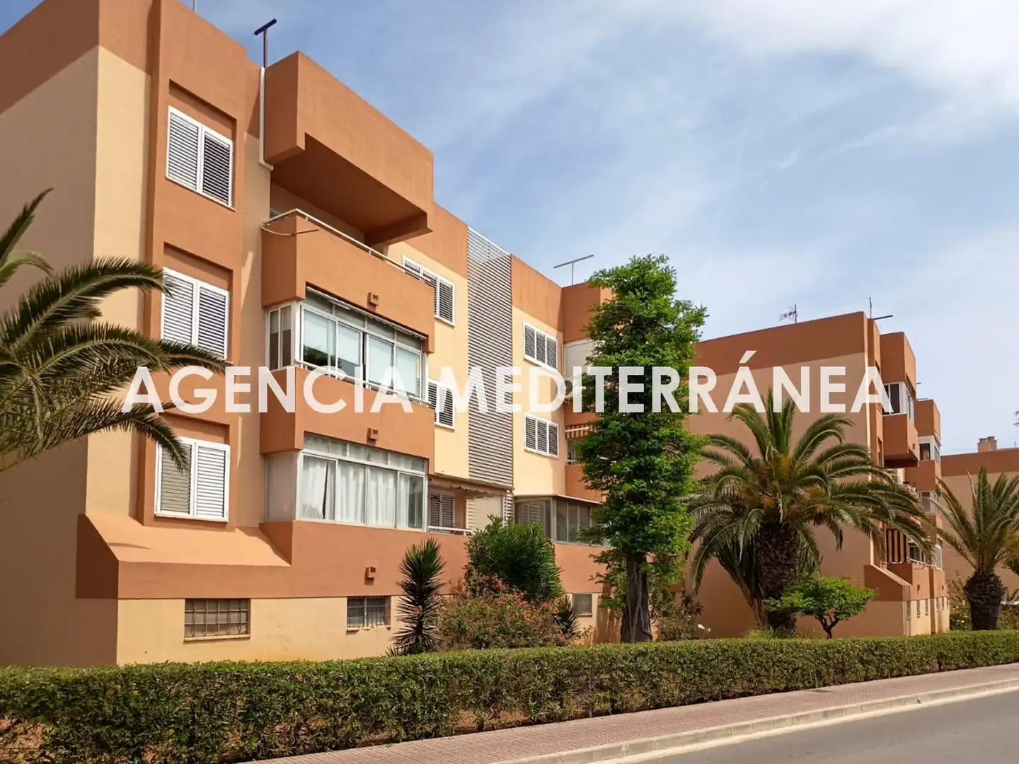 Vista exterior de Apartament en venda en Santa Eulària des Riu amb Aire condicionat, Calefacció i Jardí privat