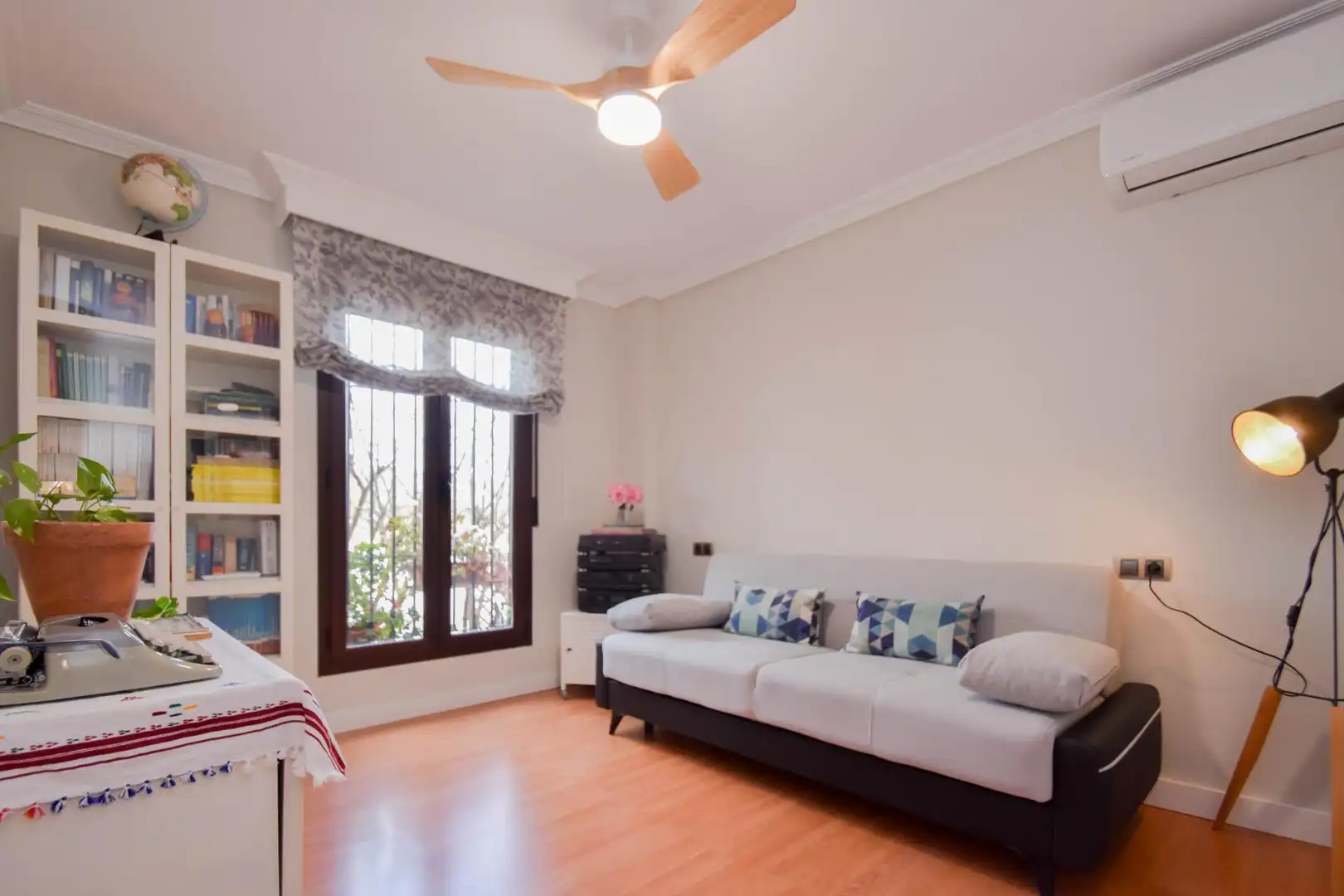 Sala d'estar de Casa o xalet en venda en Las Gabias amb Aire condicionat, Calefacció i Jardí privat