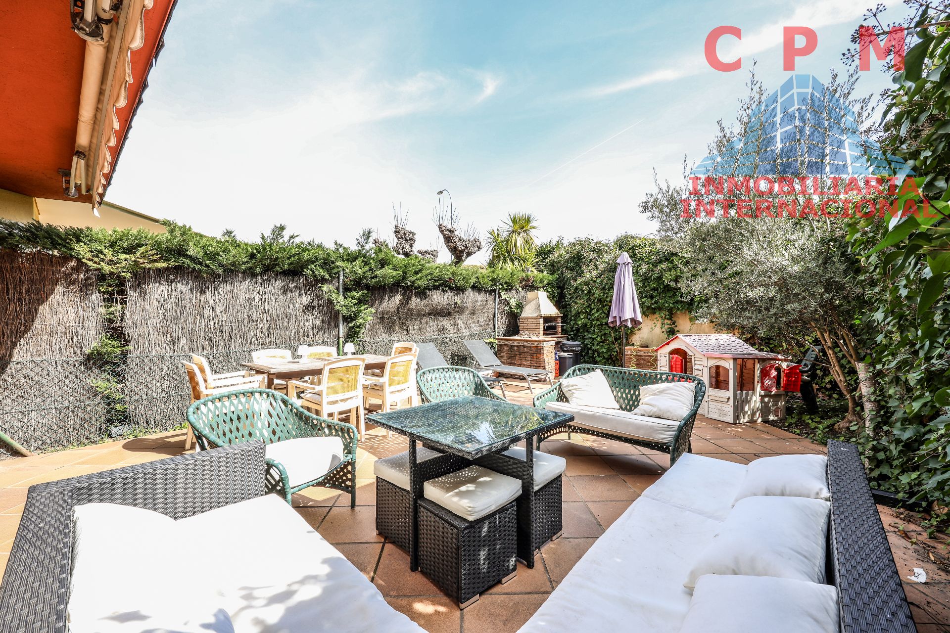 Terrasse von Einfamilien-Reihenhaus zur Miete in La Moraleja mit Klimaanlage, Heizung und Privatgarten