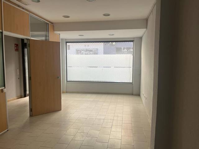 Local comercial en Venta en Carrer de Santa Cruz de Teijeiro en Parque Geólogo José Royo Gómez