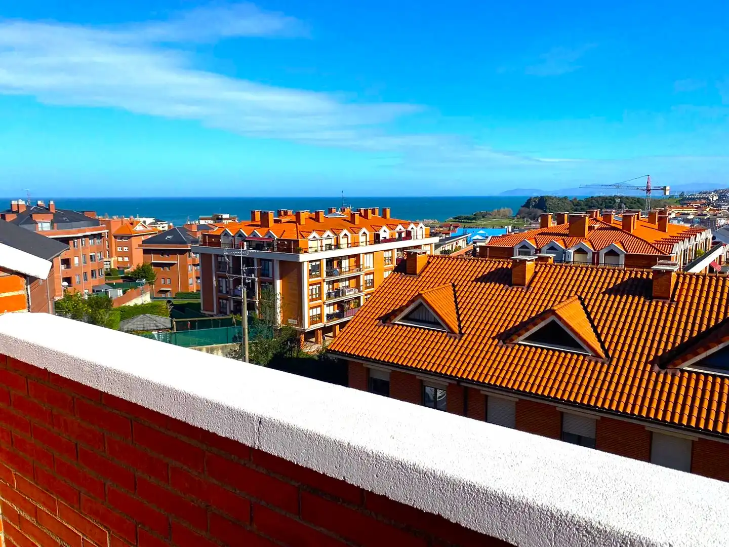 Vista exterior de Casa adosada en venda en Castro-Urdiales amb Calefacció, Parquet i Terrassa