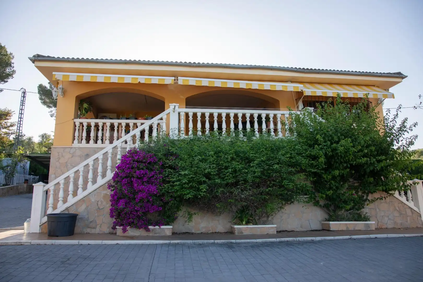 Vista exterior de Casa o xalet en venda en Almudaina amb Aire condicionat, Piscina i Moblat
