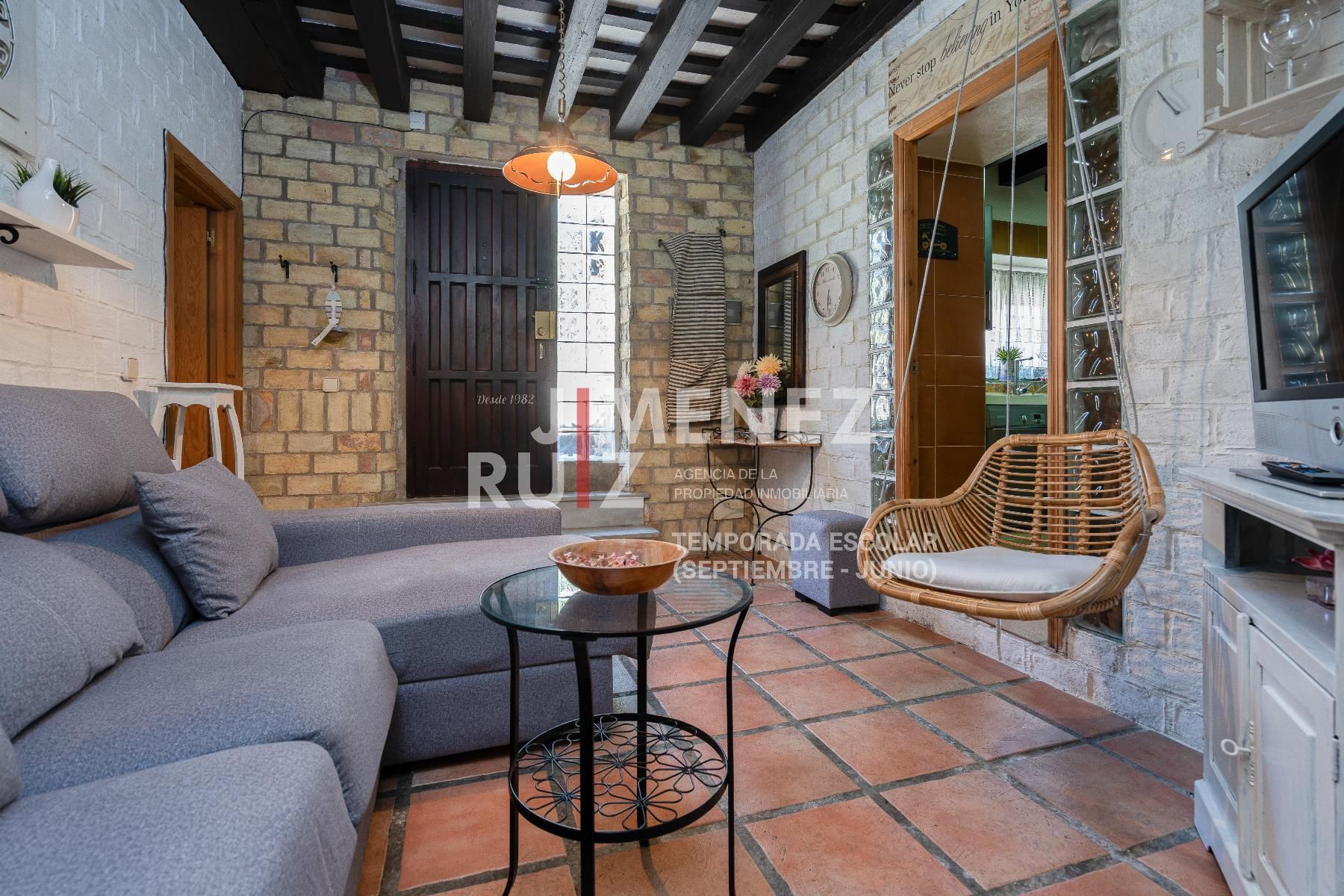 Sala d'estar de Pis de lloguer en El Puerto de Santa María amb Es permeten mascotes
